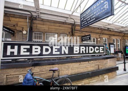 Der Bahnhof Hebden Bridge dient der Stadt Hebden Bridge in West Yorkshire, England. Der Bahnhof befindet sich an der Calder Valley Line, die seit April 2016 von Northern betrieben wird, von York und Leeds in Richtung Manchester Victoria und Preston. Die heutigen Gebäude stammen aus dem Jahr 1893, der Bau begann 1891.[3] zu diesem Zeitpunkt gab es neben dem Bahnhof einen Güterbahnhof. Der Bahnhof wurde 1966 geschlossen und ist heute ein Parkplatz. 1997 wurde der Bahnhof renoviert und Schilder im ursprünglichen Stil der Lancashire and Yorkshire Railway installiert. Quelle: Windmill Images/Alamy Live News Stockfoto