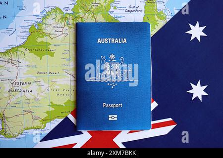 KIEW, UKRAINE - 10. JULI 2024 australischer blauer Reisepass auf australischer Flagge und Kartenhintergrund aus nächster Nähe Stockfoto