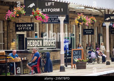 Der Bahnhof Hebden Bridge dient der Stadt Hebden Bridge in West Yorkshire, England. Der Bahnhof befindet sich an der Calder Valley Line, die seit April 2016 von Northern betrieben wird, von York und Leeds in Richtung Manchester Victoria und Preston. Die heutigen Gebäude stammen aus dem Jahr 1893, der Bau begann 1891.[3] zu diesem Zeitpunkt gab es neben dem Bahnhof einen Güterbahnhof. Der Bahnhof wurde 1966 geschlossen und ist heute ein Parkplatz. 1997 wurde der Bahnhof renoviert und Schilder im ursprünglichen Stil der Lancashire and Yorkshire Railway installiert. Quelle: Windmill Images/Alamy Live News Stockfoto