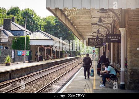 Der Bahnhof Hebden Bridge dient der Stadt Hebden Bridge in West Yorkshire, England. Der Bahnhof befindet sich an der Calder Valley Line, die seit April 2016 von Northern betrieben wird, von York und Leeds in Richtung Manchester Victoria und Preston. Die heutigen Gebäude stammen aus dem Jahr 1893, der Bau begann 1891.[3] zu diesem Zeitpunkt gab es neben dem Bahnhof einen Güterbahnhof. Der Bahnhof wurde 1966 geschlossen und ist heute ein Parkplatz. 1997 wurde der Bahnhof renoviert und Schilder im ursprünglichen Stil der Lancashire and Yorkshire Railway installiert. Quelle: Windmill Images/Alamy Live News Stockfoto