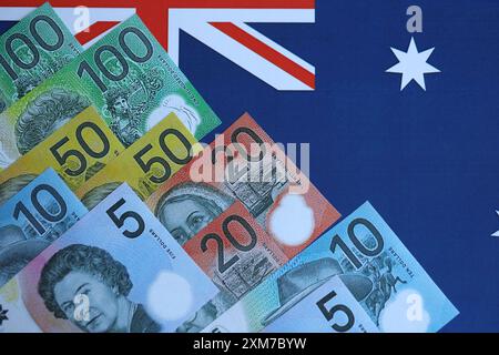 KIEW, UKRAINE - 10. JULI 2024 australische Dollar-Scheine auf dem Tisch Nahaufnahme, australische Währung Geldscheine Stockfoto