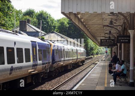 Der Bahnhof Hebden Bridge dient der Stadt Hebden Bridge in West Yorkshire, England. Der Bahnhof befindet sich an der Calder Valley Line, die seit April 2016 von Northern betrieben wird, von York und Leeds in Richtung Manchester Victoria und Preston. Die heutigen Gebäude stammen aus dem Jahr 1893, der Bau begann 1891.[3] zu diesem Zeitpunkt gab es neben dem Bahnhof einen Güterbahnhof. Der Bahnhof wurde 1966 geschlossen und ist heute ein Parkplatz. 1997 wurde der Bahnhof renoviert und Schilder im ursprünglichen Stil der Lancashire and Yorkshire Railway installiert. Quelle: Windmill Images/Alamy Live News Stockfoto