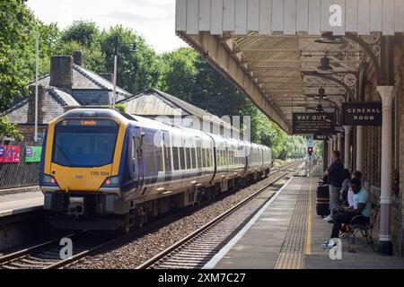 Der Bahnhof Hebden Bridge dient der Stadt Hebden Bridge in West Yorkshire, England. Der Bahnhof befindet sich an der Calder Valley Line, die seit April 2016 von Northern betrieben wird, von York und Leeds in Richtung Manchester Victoria und Preston. Die heutigen Gebäude stammen aus dem Jahr 1893, der Bau begann 1891.[3] zu diesem Zeitpunkt gab es neben dem Bahnhof einen Güterbahnhof. Der Bahnhof wurde 1966 geschlossen und ist heute ein Parkplatz. 1997 wurde der Bahnhof renoviert und Schilder im ursprünglichen Stil der Lancashire and Yorkshire Railway installiert. Quelle: Windmill Images/Alamy Live News Stockfoto