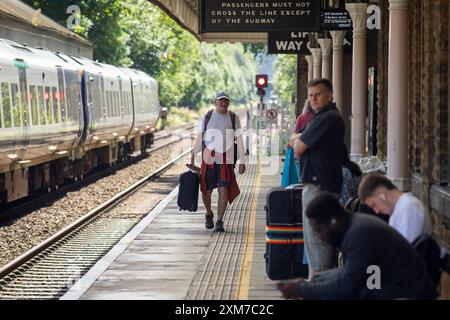 Der Bahnhof Hebden Bridge dient der Stadt Hebden Bridge in West Yorkshire, England. Der Bahnhof befindet sich an der Calder Valley Line, die seit April 2016 von Northern betrieben wird, von York und Leeds in Richtung Manchester Victoria und Preston. Die heutigen Gebäude stammen aus dem Jahr 1893, der Bau begann 1891.[3] zu diesem Zeitpunkt gab es neben dem Bahnhof einen Güterbahnhof. Der Bahnhof wurde 1966 geschlossen und ist heute ein Parkplatz. 1997 wurde der Bahnhof renoviert und Schilder im ursprünglichen Stil der Lancashire and Yorkshire Railway installiert. Quelle: Windmill Images/Alamy Live News Stockfoto