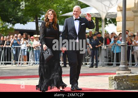 Sternekoch Alexander Herrmann mit Ehefrau Maxi Friedrichs. Eroeffnung der Bayreuther Richard Wagner Festspiele 2024 Roter Teppich am 25.07.2024. Gruener Huegel, *** Sternekoch Alexander Herrmann mit Frau Maxi Friedrichs Eröffnung des Bayreuther Richard-Wagner-Festivals 2024 Roter Teppich am 25 07 2024 Grueneer Huegel, Stockfoto