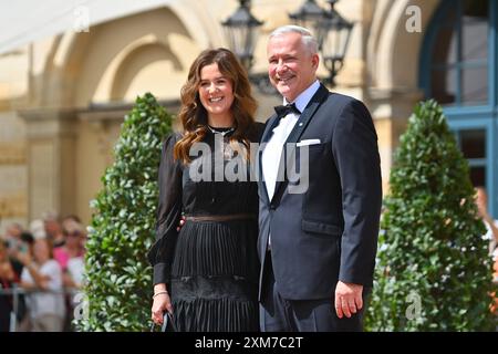 Sternekoch Alexander Herrmann mit Ehefrau Maxi Friedrichs. Eroeffnung der Bayreuther Richard Wagner Festspiele 2024 Roter Teppich am 25.07.2024. Gruener Huegel, *** Sternekoch Alexander Herrmann mit Frau Maxi Friedrichs Eröffnung des Bayreuther Richard-Wagner-Festivals 2024 Roter Teppich am 25 07 2024 Grueneer Huegel, Stockfoto
