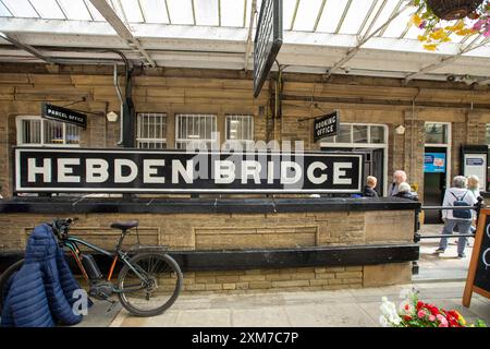 Der Bahnhof Hebden Bridge dient der Stadt Hebden Bridge in West Yorkshire, England. Der Bahnhof befindet sich an der Calder Valley Line, die seit April 2016 von Northern betrieben wird, von York und Leeds in Richtung Manchester Victoria und Preston. Die heutigen Gebäude stammen aus dem Jahr 1893, der Bau begann 1891.[3] zu diesem Zeitpunkt gab es neben dem Bahnhof einen Güterbahnhof. Der Bahnhof wurde 1966 geschlossen und ist heute ein Parkplatz. 1997 wurde der Bahnhof renoviert und Schilder im ursprünglichen Stil der Lancashire and Yorkshire Railway installiert. Quelle: Windmill Images/Alamy Live News Stockfoto