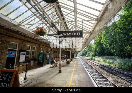 Der Bahnhof Hebden Bridge dient der Stadt Hebden Bridge in West Yorkshire, England. Der Bahnhof befindet sich an der Calder Valley Line, die seit April 2016 von Northern betrieben wird, von York und Leeds in Richtung Manchester Victoria und Preston. Die heutigen Gebäude stammen aus dem Jahr 1893, der Bau begann 1891.[3] zu diesem Zeitpunkt gab es neben dem Bahnhof einen Güterbahnhof. Der Bahnhof wurde 1966 geschlossen und ist heute ein Parkplatz. 1997 wurde der Bahnhof renoviert und Schilder im ursprünglichen Stil der Lancashire and Yorkshire Railway installiert. Quelle: Windmill Images/Alamy Live News Stockfoto