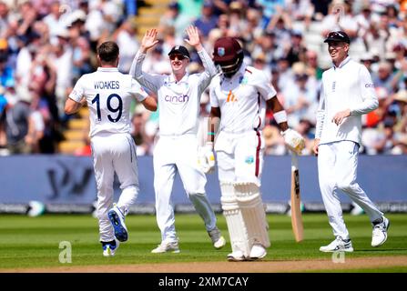 Der englische Chris Woakes (links) feiert mit Harry Brook, nachdem er am ersten Tag des dritten Rothesay Test Matches in Edgbaston, Birmingham, das Wicket von Kavem Hodge aus West Indies erobert hat. Bilddatum: Freitag, 26. Juli 2024. Stockfoto