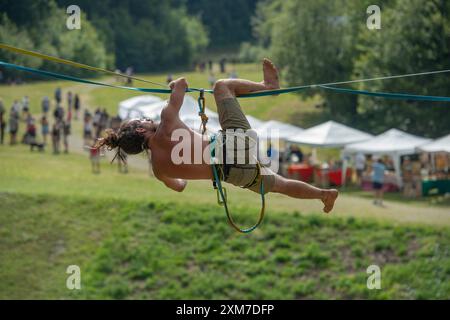 Serina Italien 21. Juli 2024: Seilläufer, die auf einem Seil laufen, das in einem öffentlichen Park vom Boden hängt Stockfoto