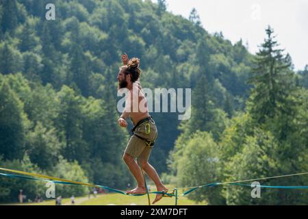 Serina Italien 21. Juli 2024: Seilläufer, die auf einem Seil laufen, das in einem öffentlichen Park vom Boden hängt Stockfoto