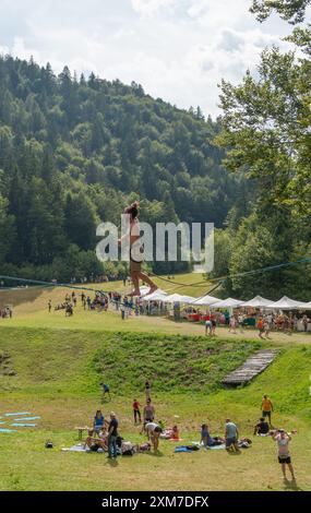 Serina Italien 21. Juli 2024: Seilläufer, die auf einem Seil laufen, das in einem öffentlichen Park vom Boden hängt Stockfoto