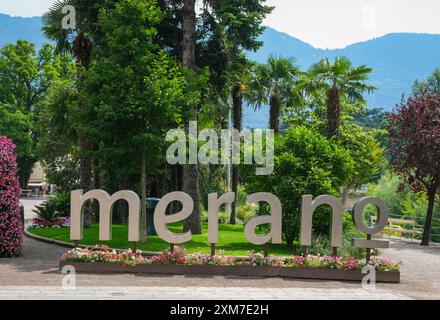 Meran, Südtirol, Italien - beliebtes Fotomotiv MERAN-Schriftzug auf der Passer-Promenade am Kurhaus. Stockfoto