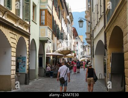 Meran, Südtirol, Italien - Passanten schlendern durch die Laubengasse, die Laubengassen sind das Herz der Altstadt. Stockfoto