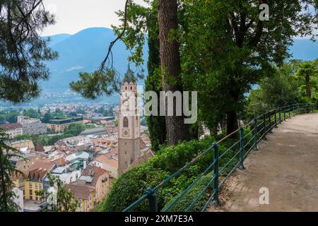 Meran, Südtirol, Italien - Blick vom Tappeinerweg auf die historische Altstadt mit dem Kirchturm des St. Nikolaus. Stockfoto