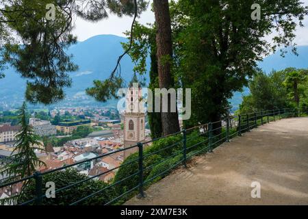 Meran, Südtirol, Italien - Blick vom Tappeinerweg auf die historische Altstadt mit dem Kirchturm des St. Nikolaus. Stockfoto
