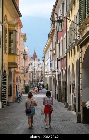 Meran, Südtirol, Italien - Ein paar Passanten schlendern durch die Laubengasse, die Laubengassen sind das Herz der Altstadt. Stockfoto