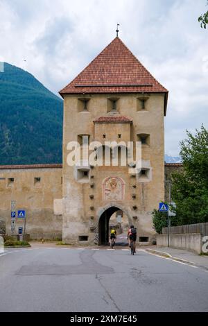 Glurns, Südtirol, Italien - Glurns aus dem 16. Jahrhundert ist mit 924 Einwohnern eine der kleinsten Städte der Alpen. Historische Stadtmauer Stockfoto