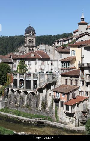 Blick auf die Stadt Pont en Royans mit Hängehäusern in Frankreich Stockfoto