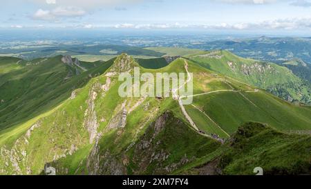 Panoramablick auf die vulkanischen Berge, Blick vom Puy de Sancy, dem höchsten Berg im Zentralmassiv, Departement Puy-de-Dôme, Frankreich. Stockfoto