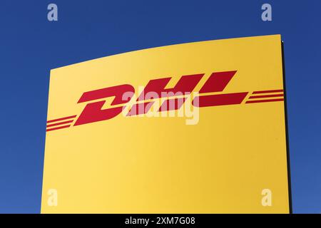 DHL-Logo auf einer Tafel. DHL Express ist ein Geschäftsbereich des deutschen Logistikunternehmens Deutsche Post DHL, der internationale Expressdienste anbietet Stockfoto