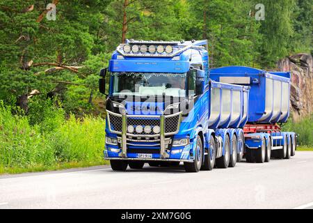 Der neue Scania Truck-Kassettenanhänger der KMS Palvelu Oy ist an einem Sommertag mit hoher Geschwindigkeit auf der Autobahn. Salo, Finnland. Juli 2024. Stockfoto