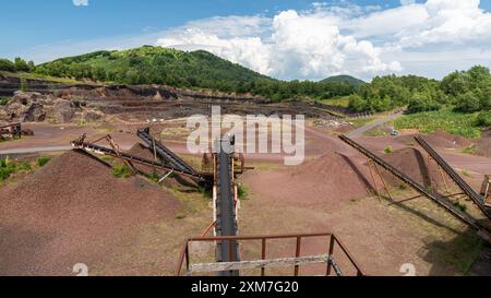 Das Innere des französischen Vulkans Lemptégy mit Extrationsmaschinen im Vordergrund, die früher als Steinbruch genutzt wurden. Stockfoto