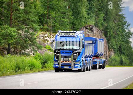 Der neue Scania Truck-Kassettenanhänger der KMS Palvelu Oy ist an einem Sommertag mit hoher Geschwindigkeit auf der Autobahn. Salo, Finnland. Juli 2024. Stockfoto