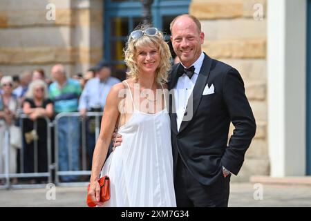 Johann von Buelow Schauspieler mit Ehefrau Katrin von Buelow. Eroeffnung der Bayreuther Richard Wagner Festspiele 2024 Roter Teppich am 25.07.2024. Gruener Huegel, *** Johann von Buelow Schauspieler mit Ehefrau Katrin von Buelow Eröffnung des Bayreuther Richard-Wagner-Festivals 2024 Roter Teppich am 25 07 2024 Grüner Huegel, Stockfoto