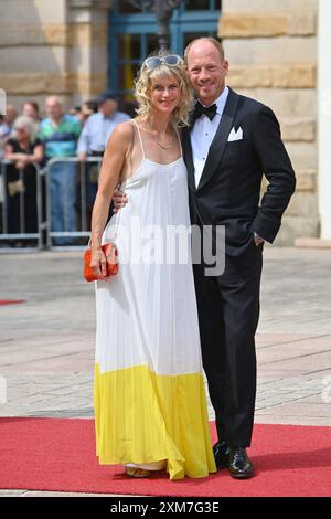 Johann von Buelow Schauspieler mit Ehefrau Katrin von Buelow. Eroeffnung der Bayreuther Richard Wagner Festspiele 2024 Roter Teppich am 25.07.2024. Gruener Huegel, *** Johann von Buelow Schauspieler mit Ehefrau Katrin von Buelow Eröffnung des Bayreuther Richard-Wagner-Festivals 2024 Roter Teppich am 25 07 2024 Grüner Huegel, Stockfoto