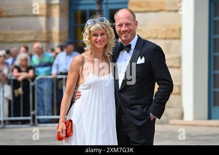 Johann von Buelow Schauspieler mit Ehefrau Katrin von Buelow. Eroeffnung der Bayreuther Richard Wagner Festspiele 2024 Roter Teppich am 25.07.2024. Gruener Huegel, *** Johann von Buelow Schauspieler mit Ehefrau Katrin von Buelow Eröffnung des Bayreuther Richard-Wagner-Festivals 2024 Roter Teppich am 25 07 2024 Grüner Huegel, Stockfoto