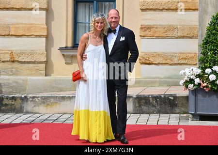 Johann von Buelow Schauspieler mit Ehefrau Katrin von Buelow. Eroeffnung der Bayreuther Richard Wagner Festspiele 2024 Roter Teppich am 25.07.2024. Gruener Huegel, *** Johann von Buelow Schauspieler mit Ehefrau Katrin von Buelow Eröffnung des Bayreuther Richard-Wagner-Festivals 2024 Roter Teppich am 25 07 2024 Grüner Huegel, Stockfoto