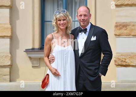 Johann von Buelow Schauspieler mit Ehefrau Katrin von Buelow. Eroeffnung der Bayreuther Richard Wagner Festspiele 2024 Roter Teppich am 25.07.2024. Gruener Huegel, *** Johann von Buelow Schauspieler mit Ehefrau Katrin von Buelow Eröffnung des Bayreuther Richard-Wagner-Festivals 2024 Roter Teppich am 25 07 2024 Grüner Huegel, Stockfoto