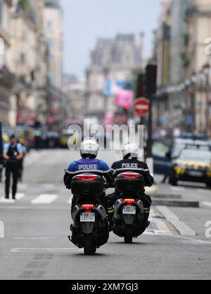 Paris, Frankreich. Juli 2024. Vor den Olympischen Sommerspielen, Olympia Paris 2024, Olympia, patrouillieren Polizeibeamte vor der Eröffnungszeremonie durch die Straßen der französischen Hauptstadt. Quelle: Jan Woitas/dpa/Alamy Live News Stockfoto