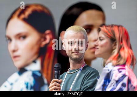 Paris, Frankreich. Juli 2024. Autor der olympischen Eingangssammlung Jan Cerny (links) und Moderatorin des tschechischen Hauses Emma Smetana bei den Olympischen Spielen, 26. Juli 2024, Paris, Frankreich. Quelle: David Tanecek/CTK Photo/Alamy Live News Stockfoto