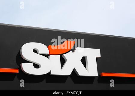 Sixt-Logo an einer Wand. Sixt ist ein europäisches multinationales Autovermietungsunternehmen mit rund 4.000 Standorten in über 105 Ländern Stockfoto