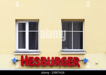 Hesburger Logo auf dem Gebäude. Hesburger ist eine Fast-Food-Kette mit Sitz in Turku, Finnland Stockfoto