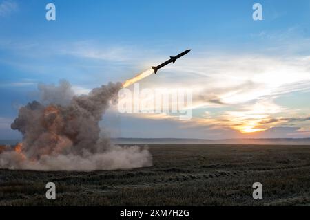 Eine Rakete von einem Raketenwerfer im Feld abfeuern. Konzept: Raketenangriff, Stockfoto