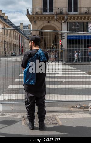 Ein Mann steht hinter einem Metallgitter, das aus Sicherheitsgründen vor Beginn der Olympischen Spiele installiert wurde. Paris, Frankreich, 22. Juli 2024 Stockfoto