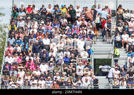 Birmingham, Großbritannien. Juli 2024. Zuschauer beim Spiel der International Test Match Series zwischen England und West Indies am 26. Juli 2024 im Edgbaston Cricket Ground, Birmingham, England. Foto von Stuart Leggett. Nur redaktionelle Verwendung, Lizenz für kommerzielle Nutzung erforderlich. Keine Verwendung bei Wetten, Spielen oder Publikationen eines einzelnen Clubs/einer Liga/eines Spielers. Quelle: UK Sports Pics Ltd/Alamy Live News Stockfoto