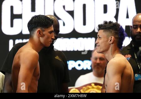 Royston Barney-Smith (links) und Brian Barajas während eines Wiegh-in im InterContinental London am O2, London. Bilddatum: Freitag, 26. Juli 2024. Stockfoto