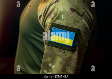 Ukrainischer Soldat mit einem Patch oder Chevron der Nationalflagge auf seinem sollte. Stockfoto