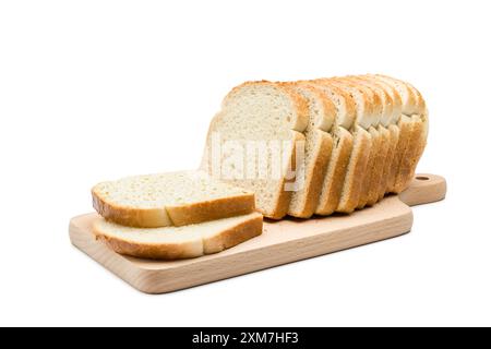 Geschnittener Brotlaib auf Schneidebrett, isoliert auf weißem Hintergrund. Stockfoto