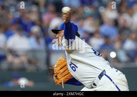 Kansas City, MO, USA. Juli 2024. Kansas City Royals Pitcher Angel Zerpa (61) wirft im Kauffman Stadium in Kansas City, MO gegen die Arizona Diamondbacks. David Smith/CSM/Alamy Live News Stockfoto