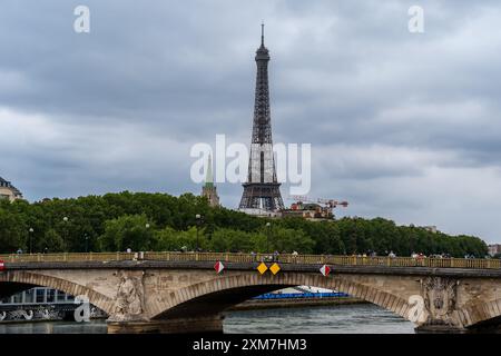 Paris, Frankreich. Juli 2024. PARIS, FRANKREICH - 26. JULI: Allgemeiner Überblick vor der Eröffnungszeremonie der Olympischen Spiele Paris 2024 in Pont Alexandre III am 26. Juli 2024 in Paris, Frankreich. (Foto: Joris Verwijst/BSR Agency) Credit: BSR Agency/Alamy Live News Stockfoto