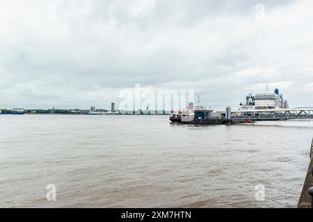 Der legendäre River Mersey mit Birkenhead im Hintergrund Stockfoto