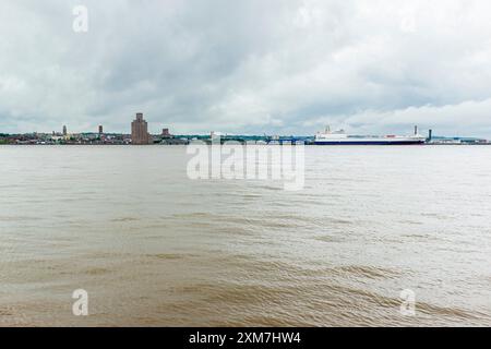 Der legendäre River Mersey mit Birkenhead im Hintergrund Stockfoto