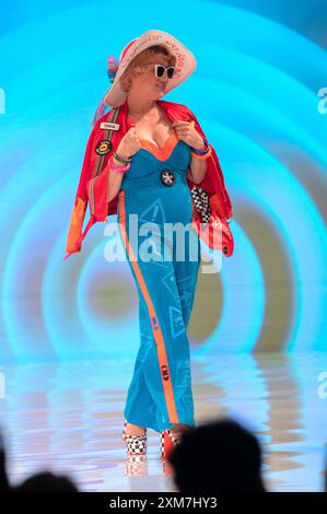 Modell bei der 10. Jährliche 'her Universe Fashion Show' zur Feier von 65 Jahren Barbie und 35 Jahren Polly Pocket auf der San Diego Comic-Con International 2024 im Manchester Grand Hyatt. San Diego, 25.07.2024 Stockfoto