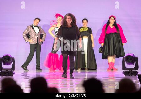 Modell bei der 10. Jährliche 'her Universe Fashion Show' zur Feier von 65 Jahren Barbie und 35 Jahren Polly Pocket auf der San Diego Comic-Con International 2024 im Manchester Grand Hyatt. San Diego, 25.07.2024 Stockfoto