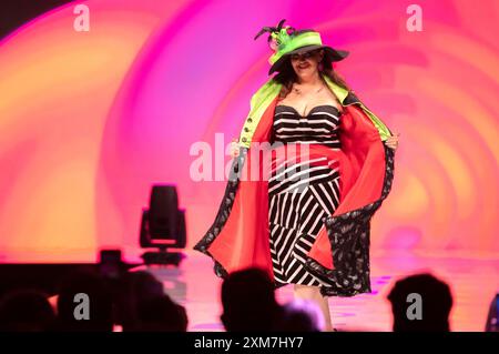 Modell bei der 10. Jährliche 'her Universe Fashion Show' zur Feier von 65 Jahren Barbie und 35 Jahren Polly Pocket auf der San Diego Comic-Con International 2024 im Manchester Grand Hyatt. San Diego, 25.07.2024 Stockfoto